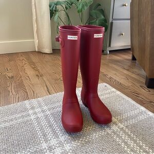 Hunter matte red tall rubber rain boots size 9